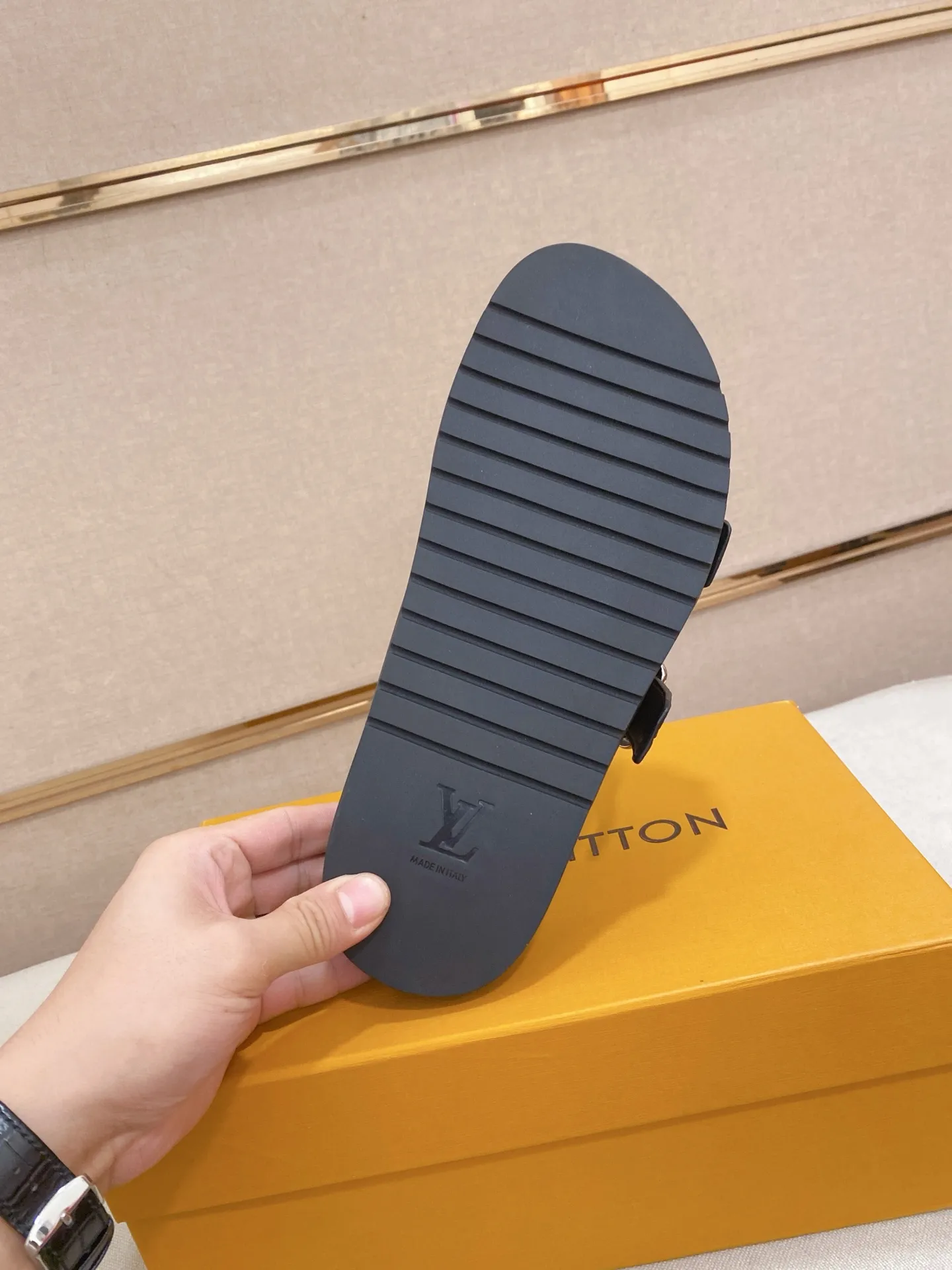 Factory price: 340💰Made by LV🔍Top purchasing agent, synchronized with men's spring and summer slippers counters. The uppers are made of cowhide imported from Italy, with logo graphics and high-quality craftsmanship. Soles: original soles specially provided by the original factory. Exclusive molded soles are super comfortable. Original factory follow-up orders. High quality. You can enter and exit the counter at will. Welcome to compare. Code number is 38-44.